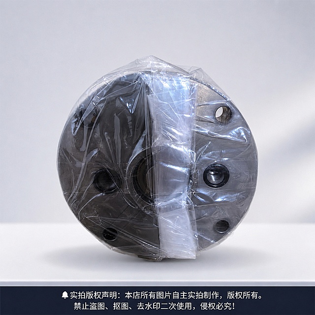 将第一张图片中的实物（带透明塑料包装的产品）完整抠出，保持原样原包装不变，居中融合到第二张图片的画面中；第二张图片的浅灰白色底色完全保留不变，底部的文字内容完全保留不变，实物自然居中放置，光影融合自然，不改变实物的外观、包装和细节