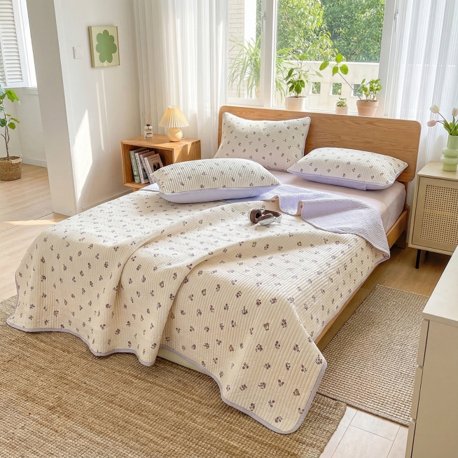 不改变床品所有细节 为图中床品生成小清新卧室场景预览效果