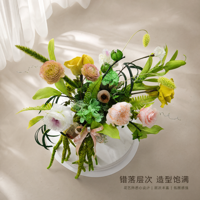 [主图-3]法式轻奢仿真花整体造型俯视展示主图
[氛围风格]自然清新，高级氛围感
[画质]商业摄影质感、光线柔和通透、产品清晰真实、画面干净高级
[元素]保持产品原有花型、颜色、材质、结构与参考产品图预览效果