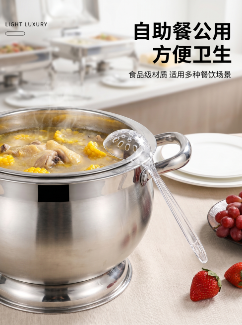 [透明款实用场景图] 透明一次性大漏勺自助餐实用场景
[氛围风格] 真实生活化餐饮场景，自然实用氛围
[画质] 商业摄影质感、光线柔和通透、产品清晰真实、画面干净高级
[元素] 透明款大漏勺放置在自助预览效果