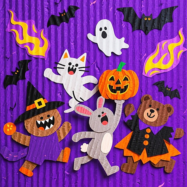 卡通风格，超级欢乐的万圣节气氛，一群拟人化的动物在玩的组合，紫色背景