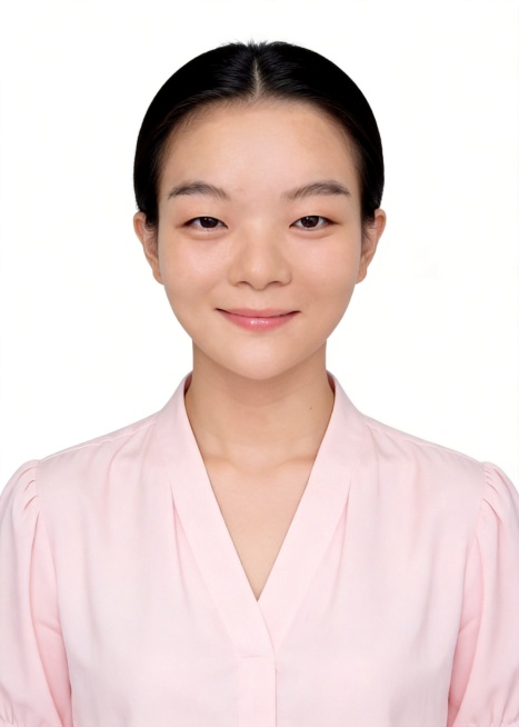 保留第一张图中人物发型､脸型､年龄特征生成标准样式纯正面月嫂证件照;人物主体严格居中,头部大小与位置严格对齐第二张图,双肩水平平衡,面部中轴线对齐画面中心,正视前方;标准证件照构图,人物绝对居中;头顶预览效果