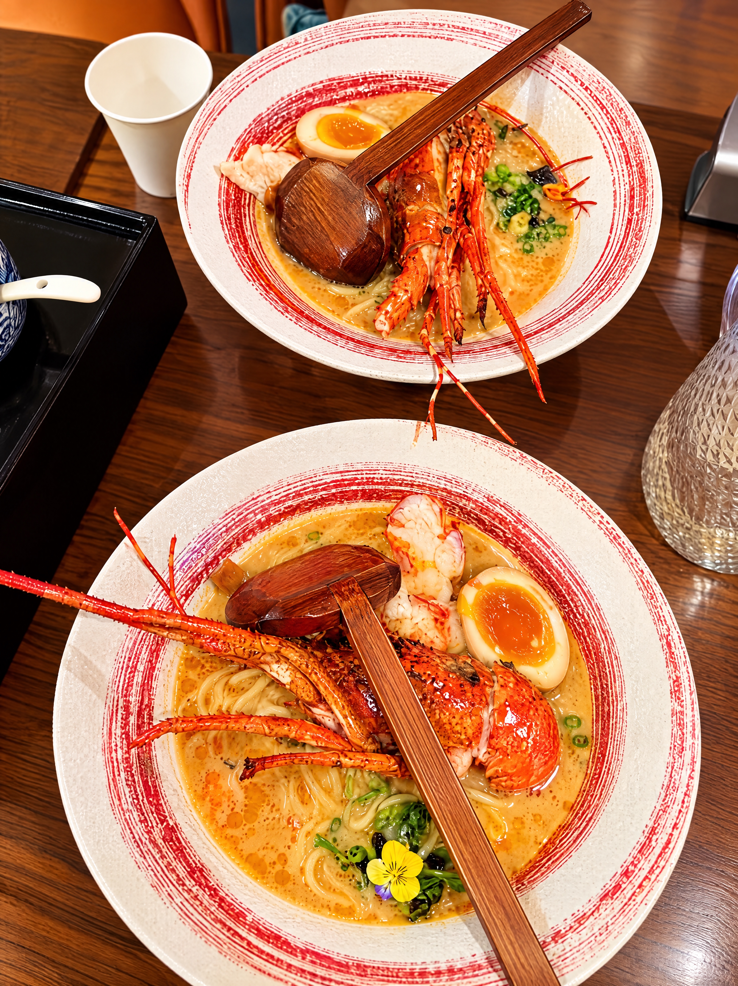 精修这张双人龙虾拉面美食照片，提升画质和色彩饱和度，让汤汁更浓… - 图片创意预览