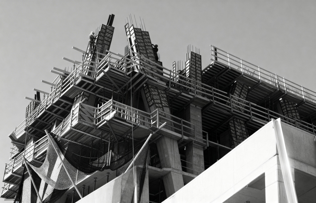 将这张建筑工地图片转为黑白色调，保持原建筑结构和清晰度预览效果