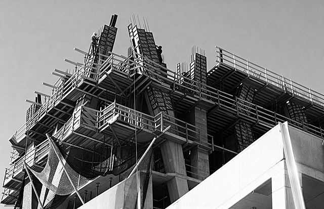 将这张建筑工地图片转为黑白色调，保持原建筑结构和清晰度