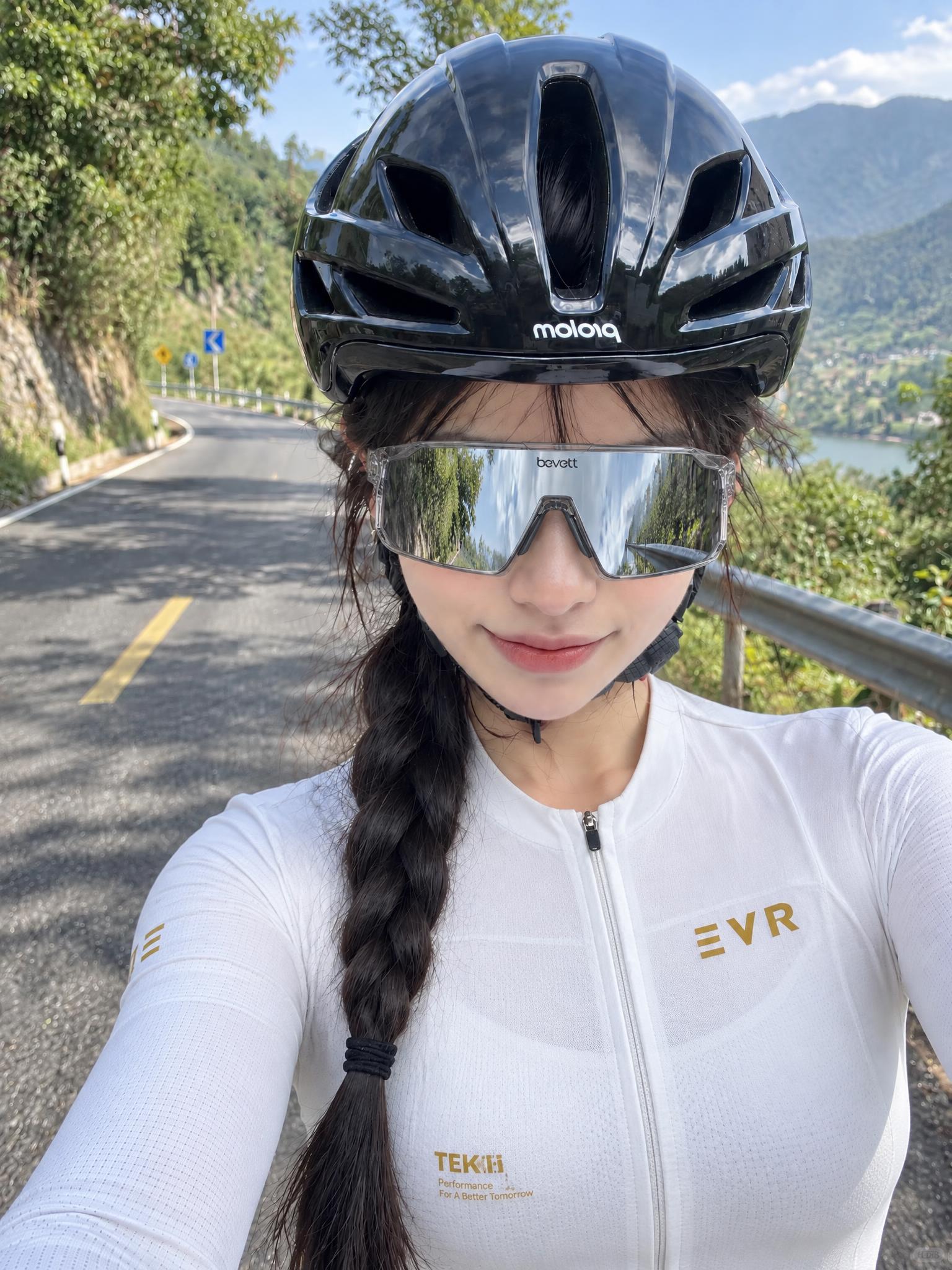 一位五官精致的漂亮中国女生，化着干净漂亮的妆容，哑光底妆，表情… - 图片创意预览