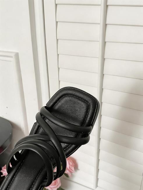 保持图片原有内容不变，仅将图片比例调整为3:4，不改变图片内容和画质预览效果