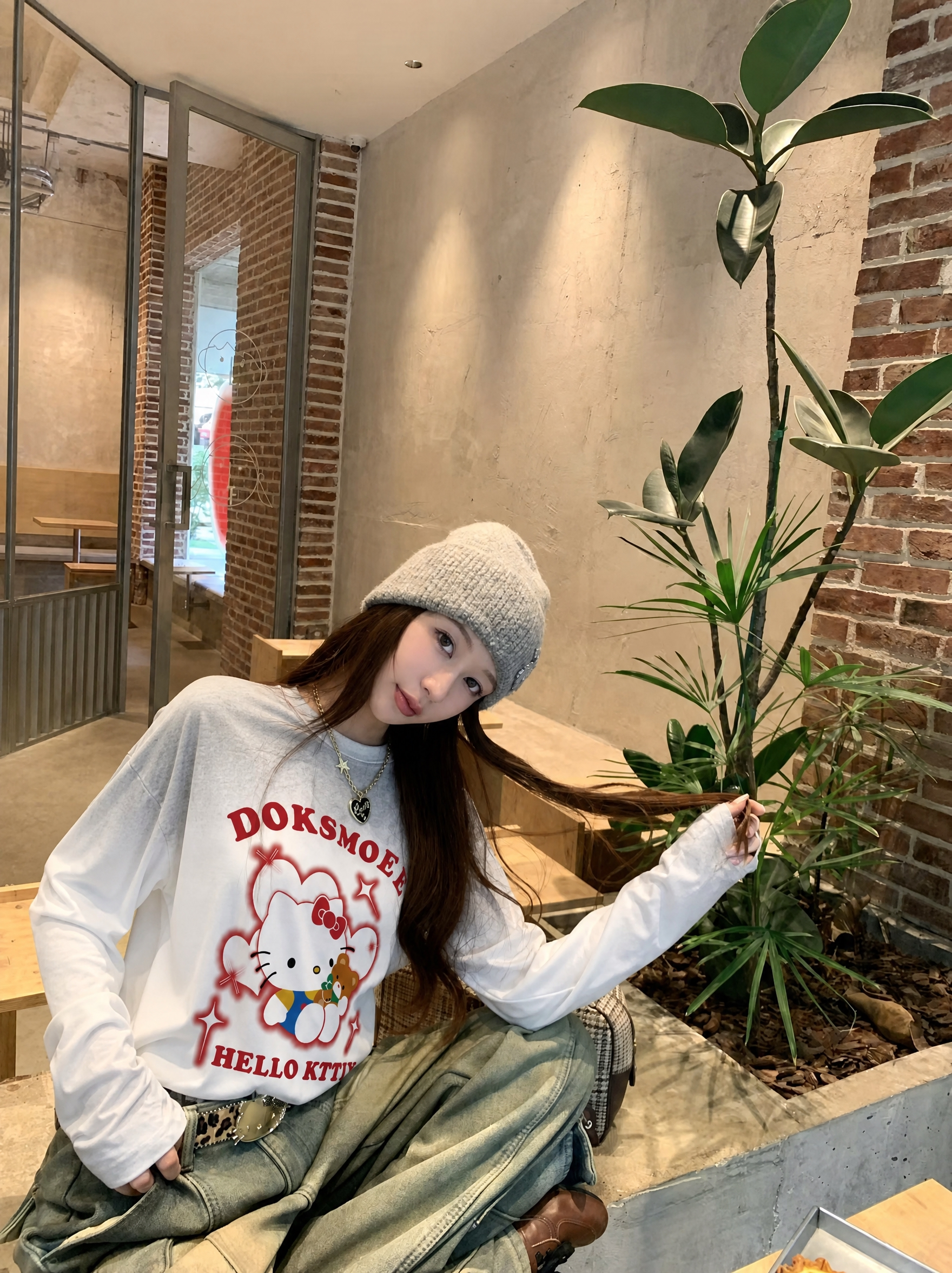 将图5的Hello Kitty白灰渐变宽松长袖T恤穿到图2模特… - 图片创意预览