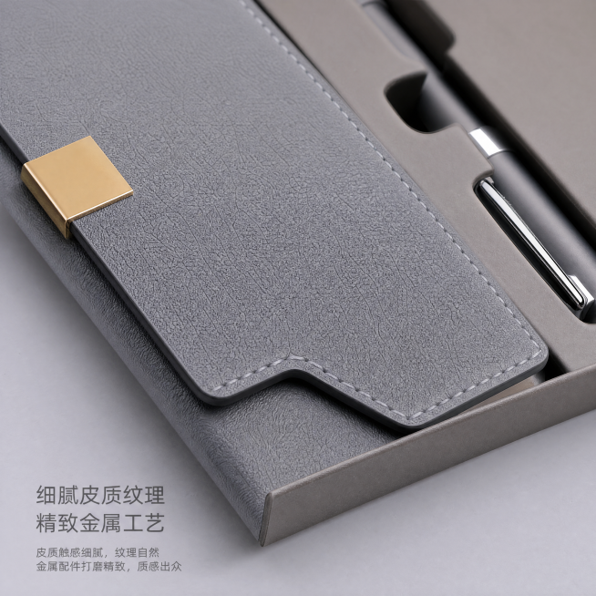 [主图-3] 淡素灰笔记本钢笔礼盒材质细节展示；氛围风格为质感特写，高级细节呈现；画质要求商业摄影微距特写，细节清晰锐利，材质真实；特写放大笔记本皮质封面封边和钢笔笔夹连接处，保持产品原材质纹理、颜色预览效果