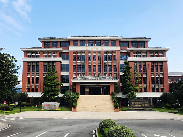 把图片变清晰，建筑物的角度改为平行正向，不要现在这种仰拍的角度