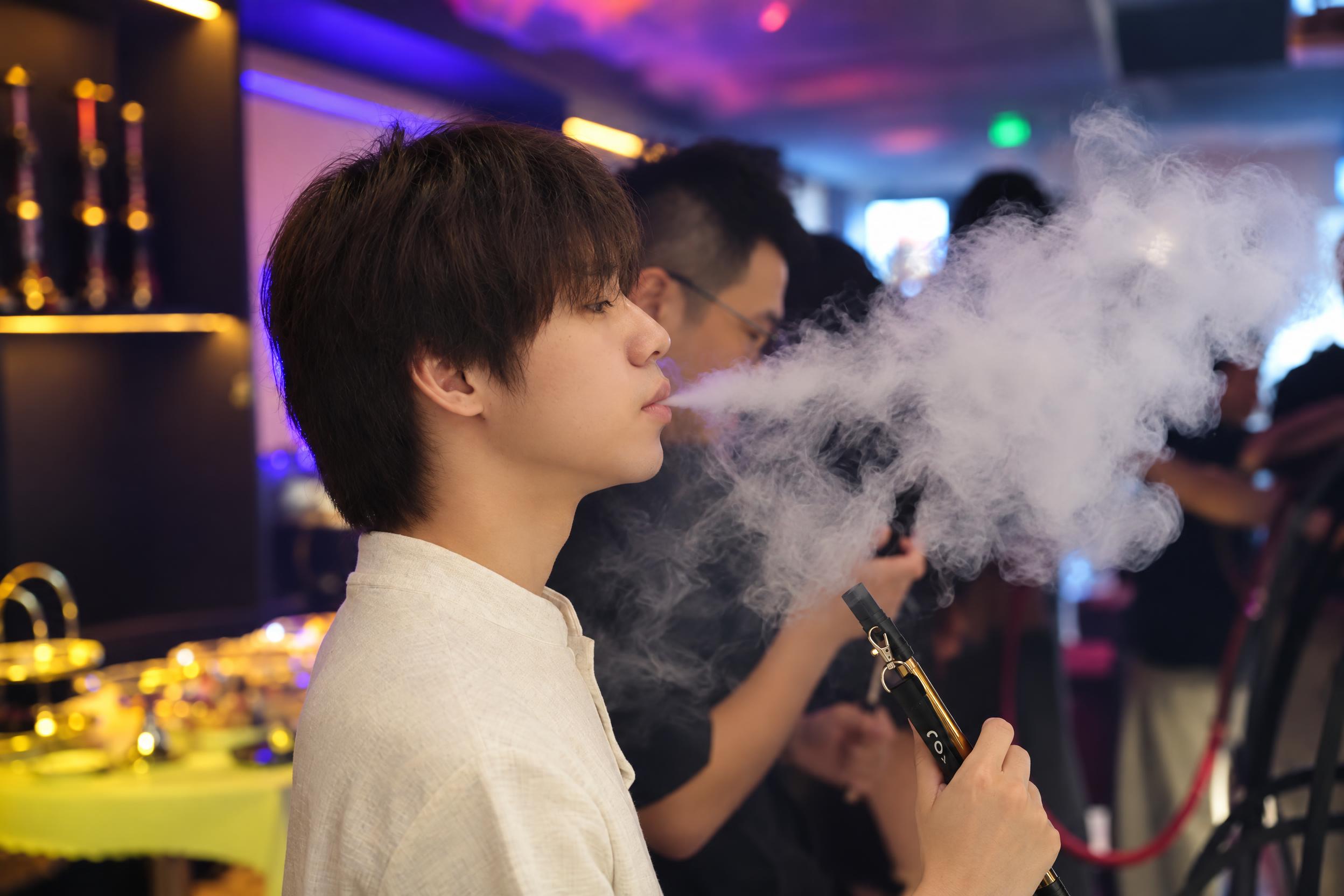 提升整体画质，去除噪点，增强精修质感，保留真实自然的写实质感，… - 图片创意预览