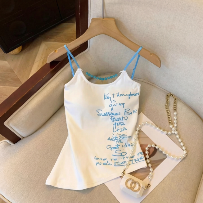 去除图片底部的英文字母，保持原图画质、色彩和细节不变，其他内容不要修改，最终生成图片比例为1:1预览效果