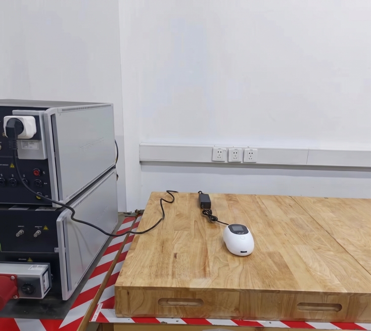 将图中木桌上的白色机器替换为图1鼠标形状的白色bifour小型机器，要求新机器尺寸比原机器小，比手掌还小，保留原电源不变，保持桌面、背景、其他大型设备和整体场景都不变，只替换机器主体预览效果