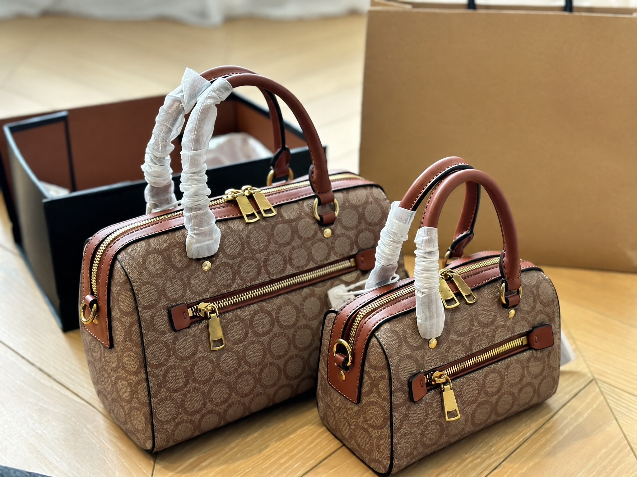 去掉图片中所有的COACH品牌LOGO和文字，包括包身金属LO… - 图片创意预览