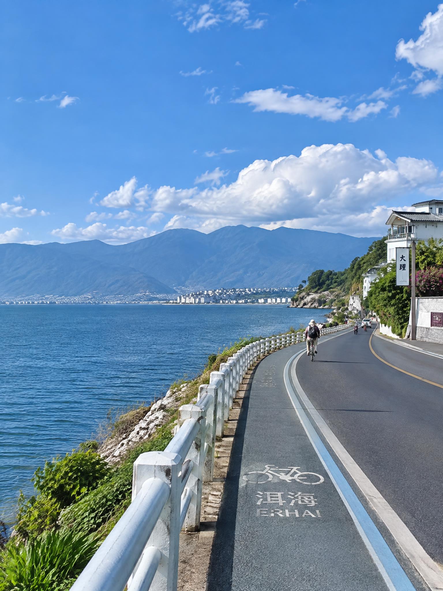 洱海生态廊道高清实拍风景图，大理的小镰仓，洱海环湖公路，蓝天白… - 图片创意预览
