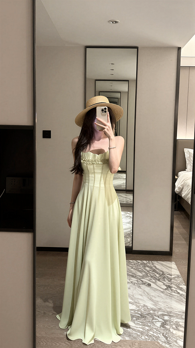 固定镜头，人物一只手举着手机对镜自拍，手机保持举起不放下，另一只手撩一下头发，自然往前走两步，然后微侧身再回正，小幅度动作，模特自然展示穿搭，整个过程动作自然协调，画面真实自然