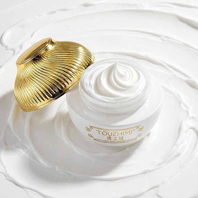 重新生成结合图一和图二的产品，类似图三摆放角度的电商美妆图，开盖展示乳白色不流动的水润面霜质地，金色盖子放在产品左侧，保持产品本身比例和原有文字不变，精修处理，纯白色背景，光影参考图三，保持产品正面文字清晰可见