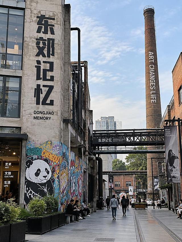 东郊记忆高清实拍风景图，成都版798，文创园区，工业风建筑，涂鸦艺术，真实摄影质感，纪实质感，3:4竖版构图