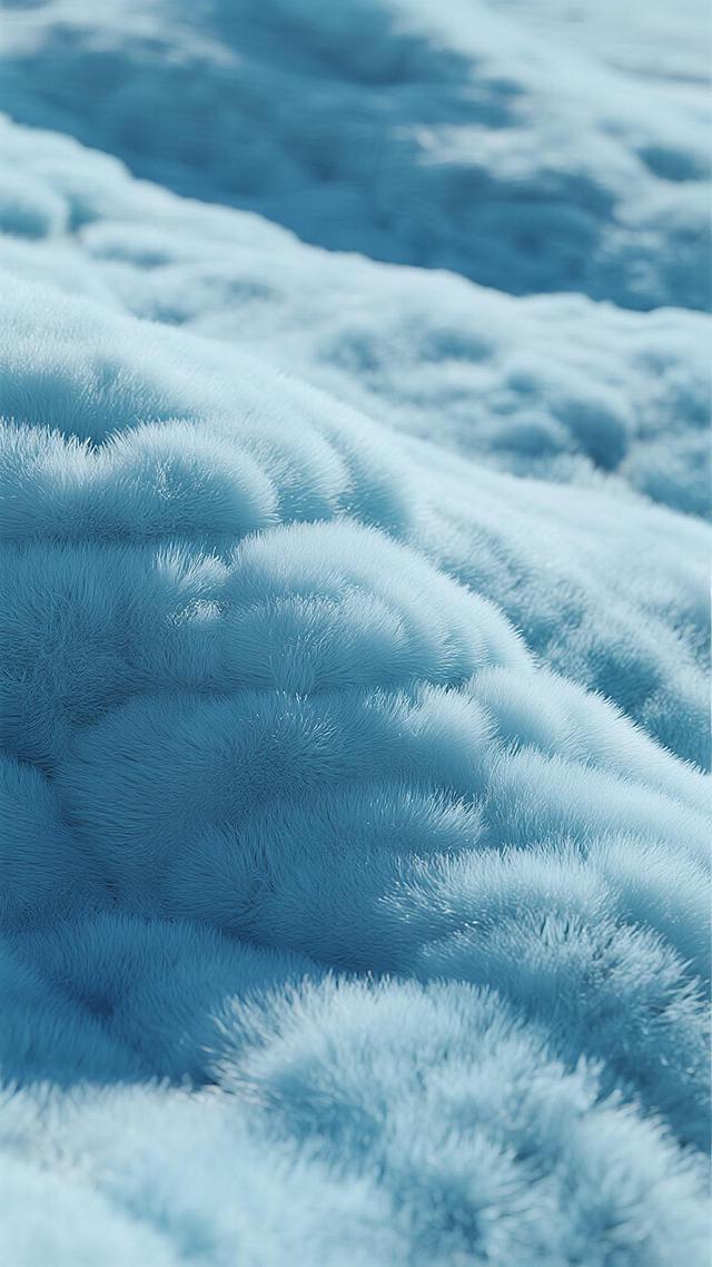 3D渲染风格的柔和渐变背景，主体为起伏的绒毛质感表面，整体呈现清新的淡蓝色调，从底部较深的天蓝色逐渐过渡到顶部的浅薄荷蓝，保持原图中细腻的绒毛纹理、柔和的光影过渡效果以及宁静舒缓的氛围，光线从上方柔和洒落，形成自然的高光与阴影层次，色调统一和谐，无明显对比色，整体给人轻盈、柔软、治愈的视觉感受。