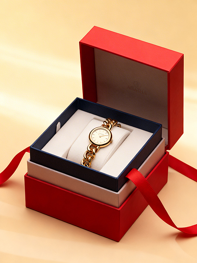 一组多层嵌套的红色礼盒，外层的红色礼盒打开，礼盒从内到外不同颜色的多层嵌套礼盒，最内层是参考图中的主体，盒子外面有红色丝带围绕，淡金色柔和渐变背景