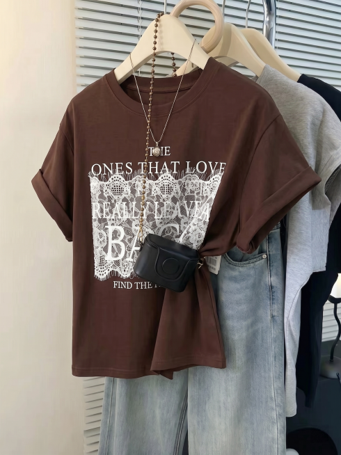 把白色衣服的颜色改成深棕色，黑色蕾丝和黑色字母改成白色预览效果