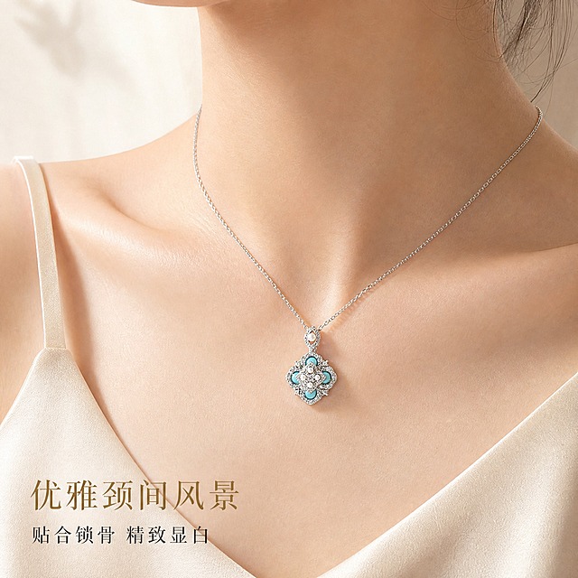 [主图-3] 佩戴效果展示，项链佩戴在颈部的局部特写，展示佩戴比例与上身效果，不出现模特脸部。
[统一基调] 整体风格为精致轻奢珠宝摄影，背景主色为奶油米白色调，标题字色为香槟金色，辅助字色为深灰色，强调色为绿松石蓝，字体为纤细优雅的衬线体，字号层级分明，无厚重边框，整体克制高级。
[画面] 女性颈部局部特写，画面从锁骨下方到下巴以下位置，不出现脸部。颈部皮肤白皙细腻，佩戴着这条银色四叶草绿松石项链，细链贴合颈部曲线，吊坠自然垂落在锁骨中间位置，大小比例适中。模特穿着米白色真丝吊带衫，面料有柔和的光泽。背景为纯净的奶油米白色，虚化处理。柔和的侧光照射，项链在皮肤上有淡淡的投影，整体氛围优雅温柔。画面左下角有简短的氛围文字。
[光影质感] 人像珠宝佩戴摄影质感，柔和的自然光从侧面照射，皮肤质感细腻真实，金属链条有自然的高光，绿松石颜色温润，珍珠有柔和珠光，整体光影过渡自然，项链与皮肤接触自然，无悬浮感。
[配色] 皮肤自然肤色，米白色真丝面料，银色金属，绿松石湖蓝色，珍珠白色，背景奶油米白色，文字香槟金色。
[文字版式] 画面左下角两行文字，上方稍大衬线体"优雅颈间风景"，下方稍小"贴合锁骨 精致显白"，字色香槟金与深灰，不遮挡项链主体。
[输出要求] 1:1比例，2K分辨率，佩戴自然真实，产品清晰。负向：脸部出现、变形、错字、模糊、杂乱、水印、平台Logo、皮肤瑕疵、项链悬浮、穿模。