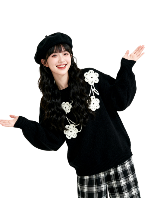 真实摄影人像，26岁精致女性，纯黑色微微波浪卷长发垂在胸口，戴纯黑色毛呢贝雷帽，空气刘海鬓角留碎发，皮肤暖白。身穿版型非常宽松的纯黑色毛衣，毛衣上有白色毛线钩织的花朵图案，下搭黑白格子宽松裤子。她双手预览效果