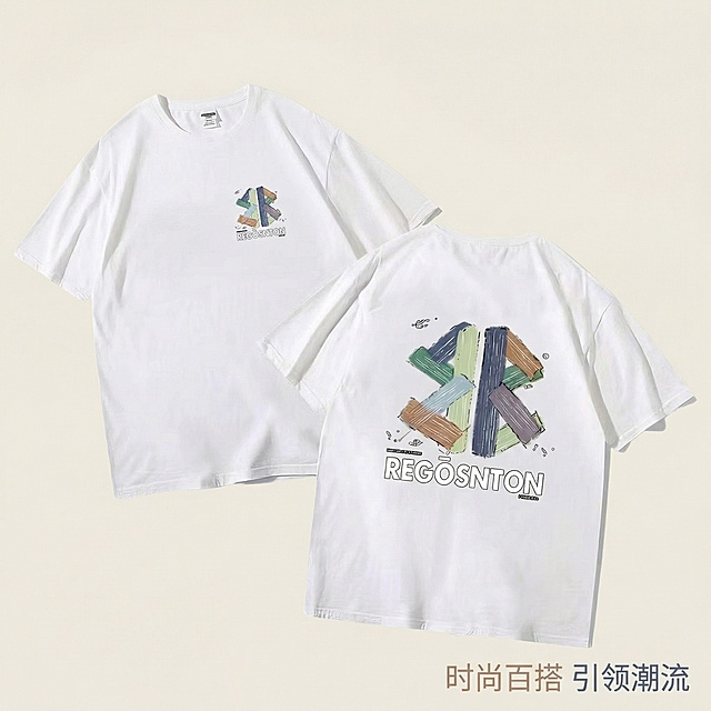 基于原图这件短袖T恤，保留产品外观100%一致，制作电商商品主图，背景替换为高级纯色，风格简约高级，添加文字 "时尚百搭 引领潮流"，文字使用设计感艺术字体，文字放在右下角纯色背景区域，不遮挡T恤主体，整体构图简洁干净，主体T恤居中展示，占画面约60%，光影柔和，符合国内电商主图规范