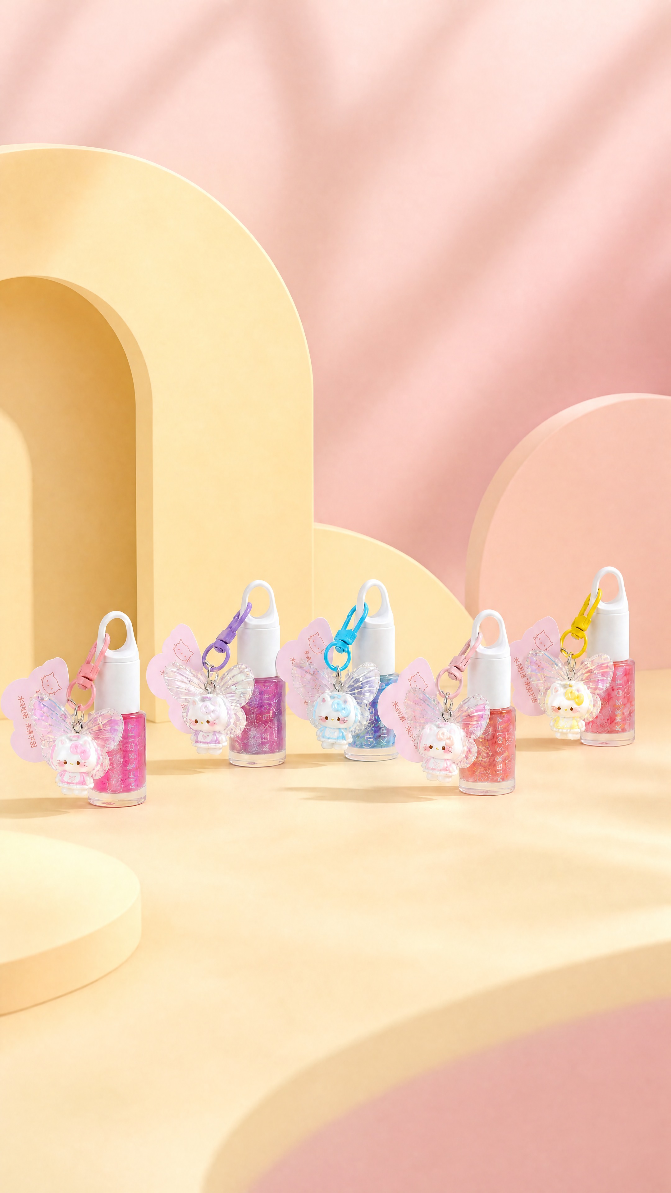 图生图：保留图中全部6瓶带Hello Kitty挂件的儿童指甲… - 图片创意预览
