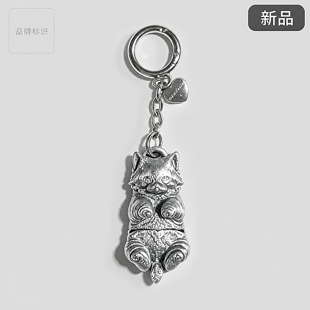 第一张酷猫挂件商品封面图，复古银做旧猫咪造型钥匙扣，1:1正方形构图。保持酷猫挂件的物理结构、做旧银质感、可爱猫咪造型与输入产品图一致。浅灰简约背景，主体居中，占据画面70%区域，突出商品本身，左上角添加品牌标识位置，右上角添加"新品"圆角标签。光影柔和，金属质感真实，4K分辨率，文字清晰。负向提示词：产品变形，颜色偏差，文字错乱，水印，背景杂乱。