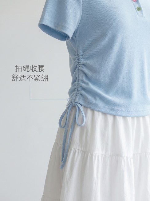 保留原产品设计：浅蓝色抽绳短袖搭配白色多层蛋糕裙女童套装，产品设计细节和原图一致。可爱小清新风格，浅色系干净背景，半身展示版型抽绳收腰设计，突出腰部褶皱与修身效果，柔和均匀光影，突显面料透气质感。配色预览效果