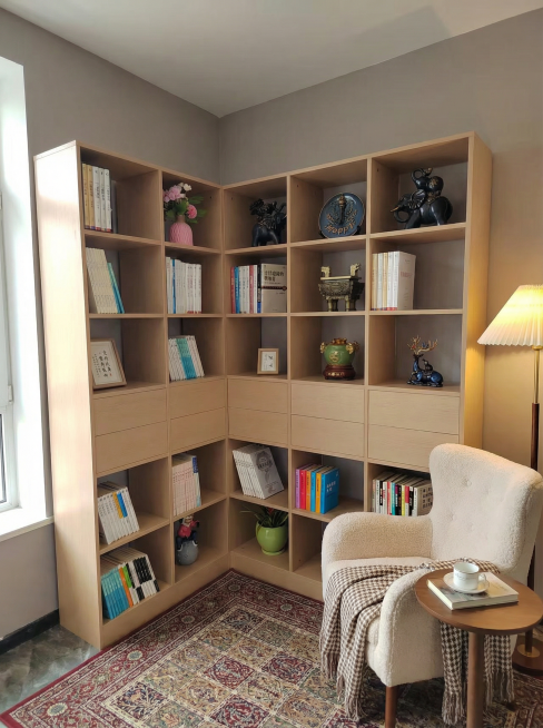 书房或客厅场景：墙边摆放着书柜预览效果