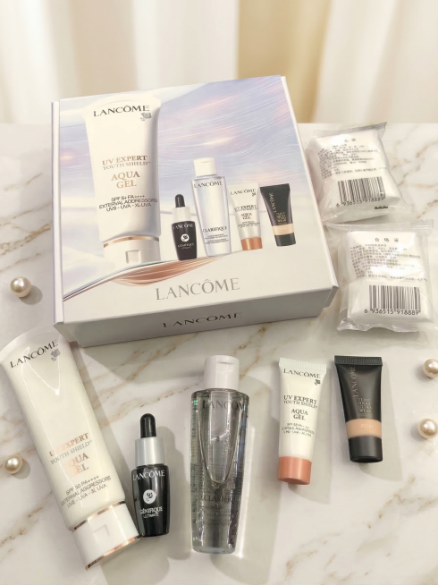 更换符合高端兰蔻护肤产品的背景，保持原图所有产品形状、品牌文字和Logo完全不变，只替换背景。生成轻奢优雅风格，产品放在浅色大理石台面上，背景为米白与香槟金色调，柔和自然漫射光线，精致高光突出瓶身质感预览效果