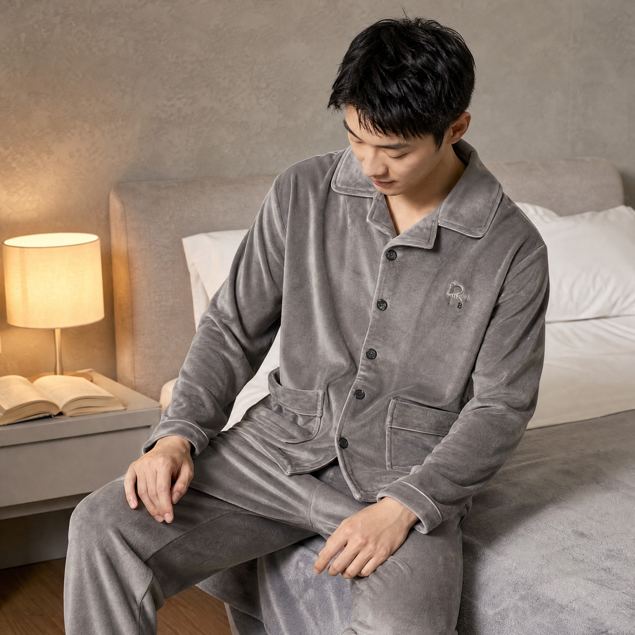 [主图-3] 男士海岛绒家居服套装细节特写+坐姿场景展示，主任… - 图片创意预览
