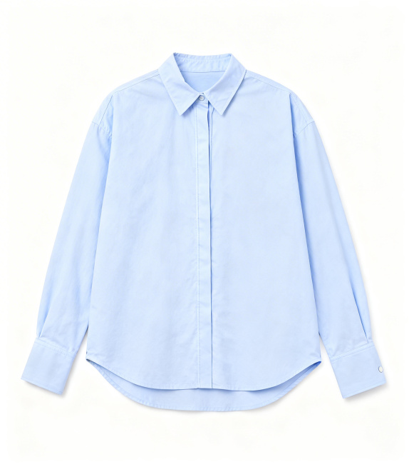 将图1的浅蓝色衬衫，参考图2的版型和样式，生成这件衬衫的正面展示图，保持浅蓝色面料、纽扣细节和版型一致，纯白背景预览效果