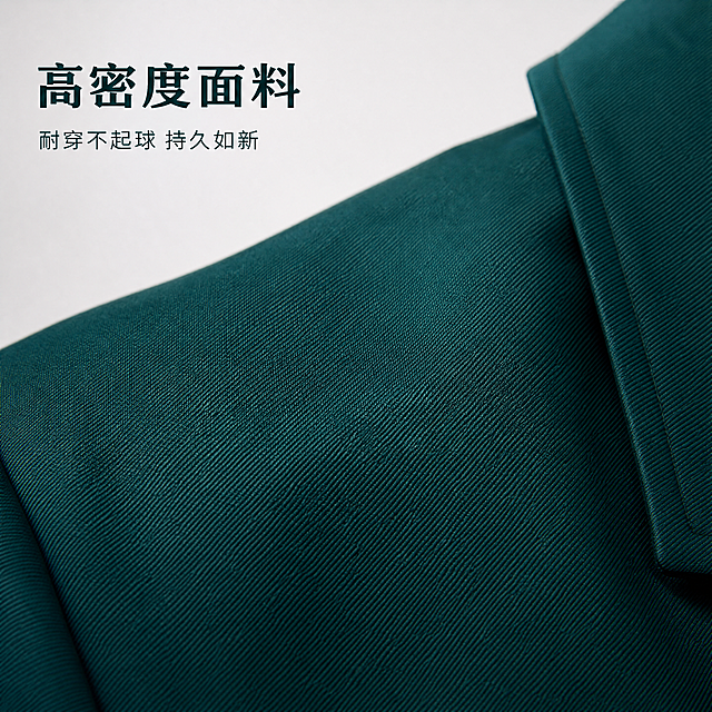 [主图-8] 不起球耐磨测试展示。品质测试，商业摄影4k。放大展示面料表面，特写平整细腻的面料肌理，证明不易起球特性，保持面料颜色一致。标题"高密度面料"，小字"耐穿不起球 持久如新"，文字不遮挡。1:1比例，负向提示词：变形，水印，文字错乱。