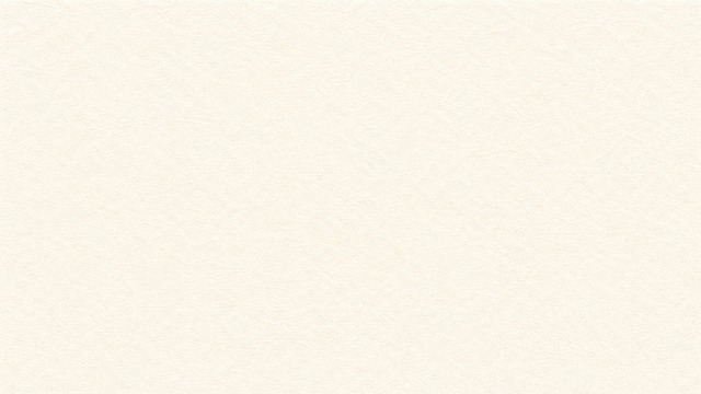只提取并输出这张图片的背景纹理本身：米白色/浅奶油色纸张质感，带有细腻颗粒、轻微纤维和柔和斑驳的纸纹，整体画面均匀、干净、空白，不包含任何文字、标题、线稿、箭头、屏幕、印章、图形等前景元素，就像一张全新的空白纹理照片。