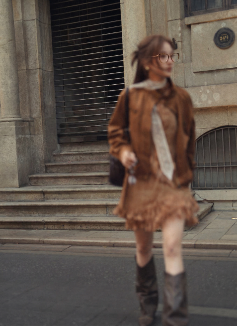 图一眼镜配搭在图2模特脸上 图2保持不变 佩戴舒适自然眼镜尺寸贴合脸型 色调和谐统一预览效果