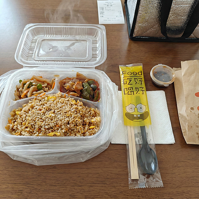 你能帮我做十张不同类型的关于这个一次性餐具组合产品的商品主页展示图吗，餐具组合包括一次性筷子勺子纸巾牙签，不同场景包括宣传标语，宣传这个产品包含产品痛点卖点，图片比例一比一
