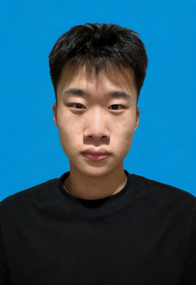 保留第一张图中人物发型､脸型､年龄特征、原始肤色和面部原有特征生成标准样式纯正面证件照;不要美颜,不要磨皮,保留原始皮肤纹理和瑕疵,不要任何滤镜效果;人物主体严格居中,头部大小与位置严格对齐第二张图,双肩水平平衡,面部中轴线对齐画面中心,正视前方;标准证件照构图,人物绝对居中;头顶上方距离上边缘高度10%,下巴距离画面下边缘高度30%,人物主体占比约68%;肩部平展与画面水平轴平行;头部占比严格对齐第二张图;不改变原始脸部特征和肤色,完全还原原图样貌;眼神澄澈,看向镜头,气质自信,表情自然;耳廓可见度一致;肩部平展,肩线与画面水平轴平行;头肩比例协调呈现;免冠,不戴帽子,无头饰,无发带,不戴眼镜,无胡子,保留面部痣,柔和正面顺光均匀柔光,面部明亮无硬影,背景均匀提亮,画质清晰;面部清晰;背景亮度均匀统一;高清锐利画质,细节清晰可见,保留原始皮肤细节;色彩还原自然,均匀柔和布光,无明显阴影,面部光影干净,柔光正面打光,自然光影过渡;标准焦段50mm,纯正面,入境范围头部至胸部以上区域,F/4光圈(兼容F/2.8-F/4区间),平视视角(镜头与人物视线完全齐平),正视视图;人物绝对居中(居中构图),位于画面中心;严格限定标准证件照规格;视线水平(瞳孔连线与画面水平线平行);双耳对称露出,双肩水平且平衡,头部占比严格对齐垫图,禁止大头照(画面铺满画布,无边框留白);专业证件照质感,高清人像质感,保留原始皮肤纹理,严格按照第一张图内容生成,分辨率4K;身着黑色圆领棉质T恤;极简纯色标准蓝色背景 #438EDB;禁止裁切头顶,禁止额头被截,禁止超大头,禁止主体溢出画面,禁止偏头/倾斜;头顶上边距8-10%, 头部高度60-68%, 双眼高度56-58%, 严格对齐第二张垫图;画面比例11:16