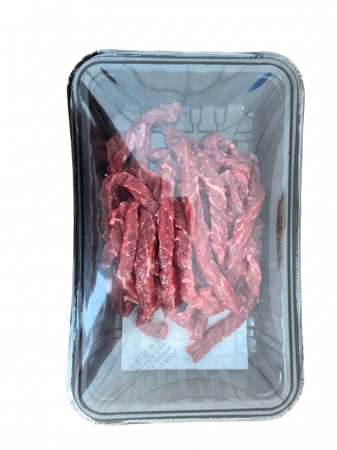 生成和参考图同款包装的牛肉丝产品图，保持牛肉的新鲜质感和深红色泽，包装为黑色透明吸塑盒预览效果