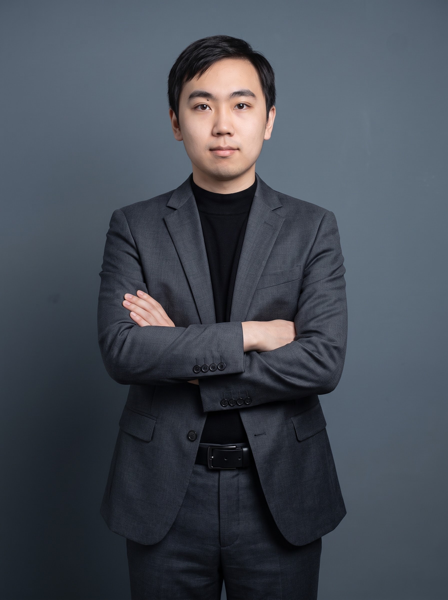 参考图中人物的脸型、发型、五官、年龄等面部特征保持一致，生成专… - 图片创意预览