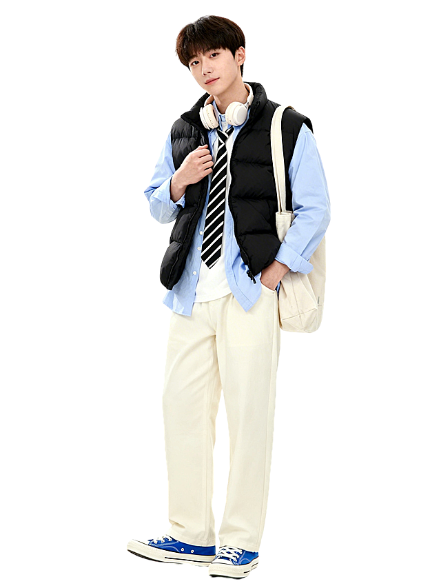 真实摄影人像，纯白色背景，年轻男士，皮肤暖白，留韩式流行中短发，体态端正。上装层次分明：浅蓝衬衫内搭白色打底，外搭黑色短款羽绒马甲；下装是米白色宽松直筒裤，裤型利落；脚穿蓝白配色帆布鞋，和整体色调呼应。配饰搭配米白色挂绳耳机、黑白条纹领带，斜挎浅米色托特包。他稍微侧身站立，一只手插在衣服口袋里，另一只手拽着衬衫衣领，动作随和放松，脸部和眼睛看向镜头，整体氛围松弛随性，兼具干净少年感与休闲街头感，写实高清人像摄影。