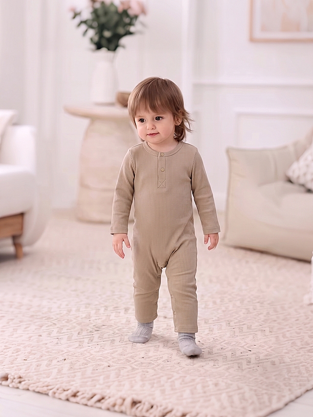 把图1模特的衣服替换成图2的衣服，保持图2衣服的颜色版型和面料质感，其他保持不变。