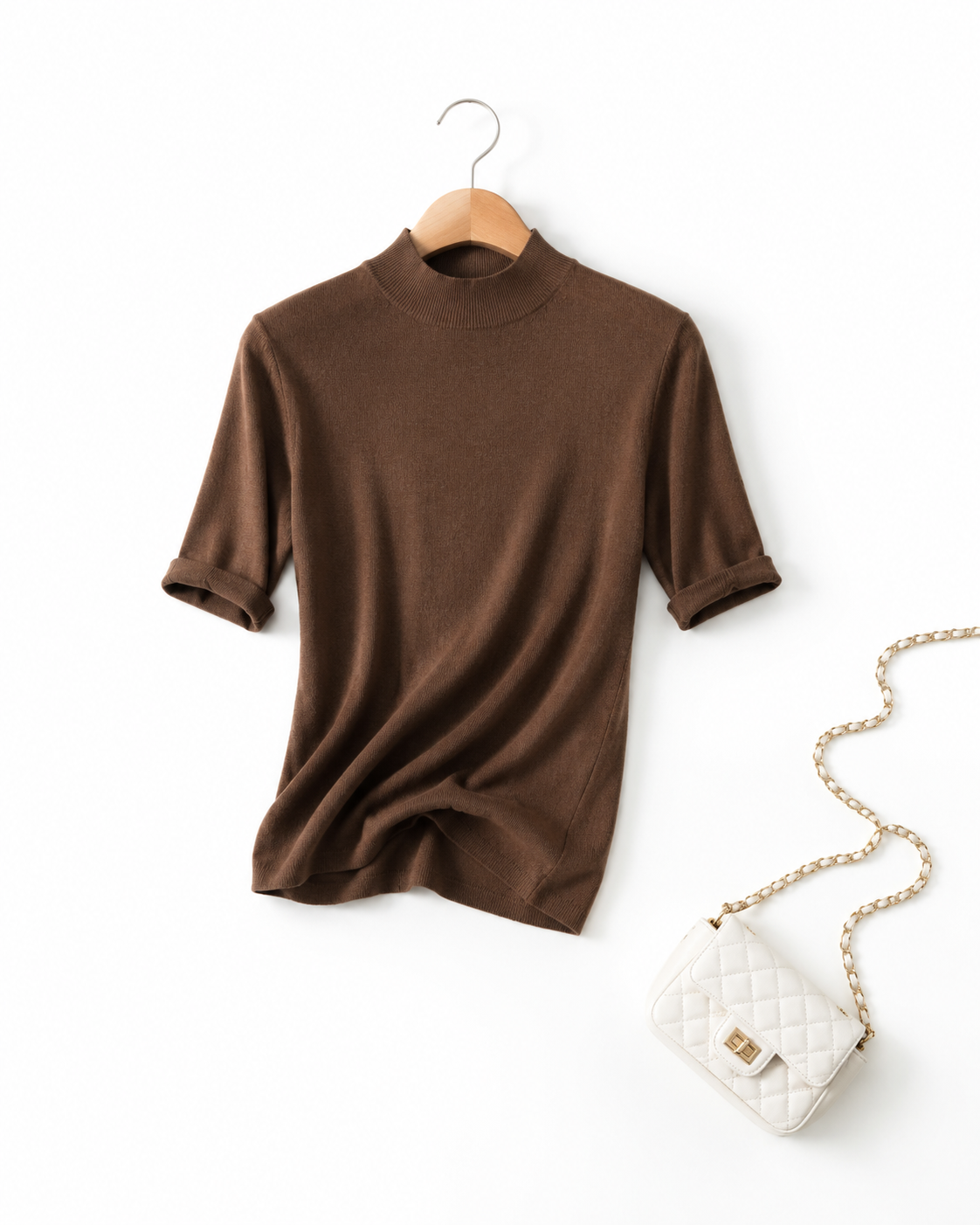 俯拍服装白底静物图，一件咖啡色半高领针织打底上衣悬挂在原木色木… - 图片创意预览