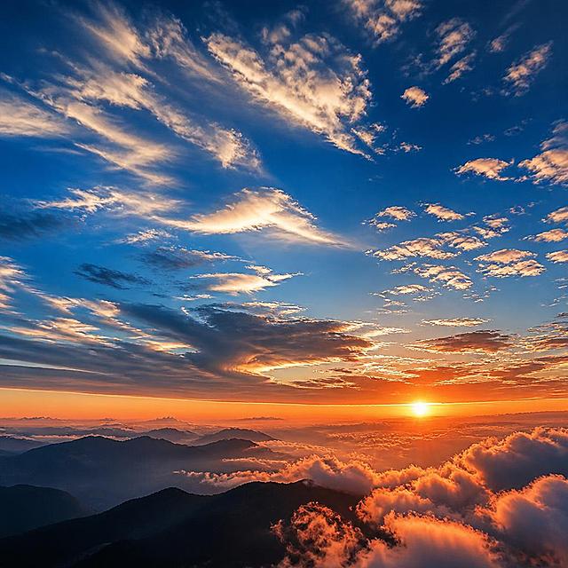 天际，壮阔的天空景象，云层与天际线交融，自然风景，高清细节