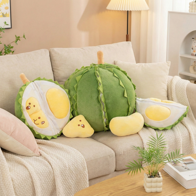 这款是榴莲报恩玩偶，把图中的人物去掉，换个背景，类似于在客厅沙发上，玩偶的款式不要改变预览效果