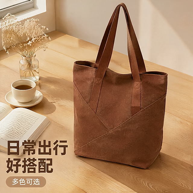 [主图-5] 托特单肩包生活化场景展示，整体氛围展示，时尚治愈风。[氛围风格] 温馨治愈，日常氛围感，松弛感。[画质] 商业摄影质感，光线柔和通透，产品清晰真实，画面干净高级。[元素] 焦糖棕色托特包放在简约浅木色书桌一角，旁边搭配一本打开的书和一杯咖啡，营造日常通勤学习的生活化场景。保持包包外观（物理结构、材质质感、颜色）与输入产品图绝对一致，杜绝任何变形和色差，精细化处理。包包主体突出，商品占比约65%，背景干净不杂乱。画面满屏无边框。[光影] 上午窗边柔和自然光，光影温暖慵懒，氛围治愈。[配色] 焦糖棕包包+浅木色+米白色，整体低饱和温暖治愈配色。[视角构图] 45度俯视构图，场景层次自然。[文字版式] 左下角大字"日常出行好搭配"深棕色粗体，底部小标签"多色可选"浅棕色底白色字，清晰不抢主体。[比例分辨率] 1:1比例，4k分辨率，文字清晰锐利，超高清。[负向提示词] 变形，水印，文字错乱，产品图模糊，背景杂乱，绝对化违禁词，遮挡主体。