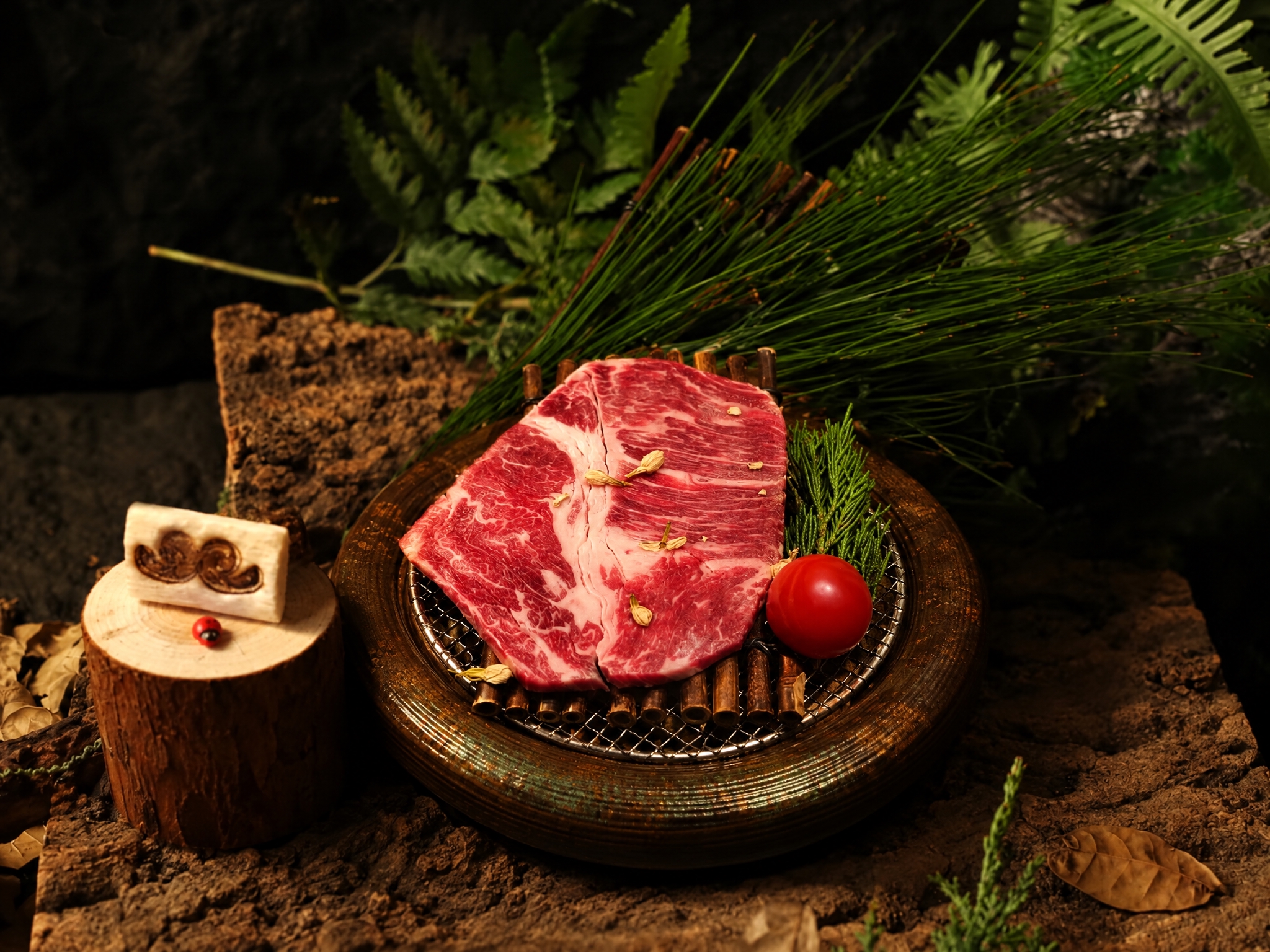 将图2中的牛肉菜品（带圆形盘子、烤网和所有装饰）替换到图1的背… - 图片创意预览
