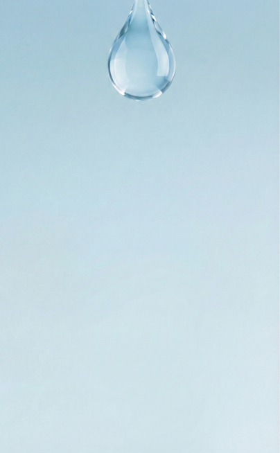 基于浅蓝色纯净背景，在顶部重新生成一颗大小合适的透明水珠，替换原来的羽毛位置，保持背景干净整体风格清新预览效果
